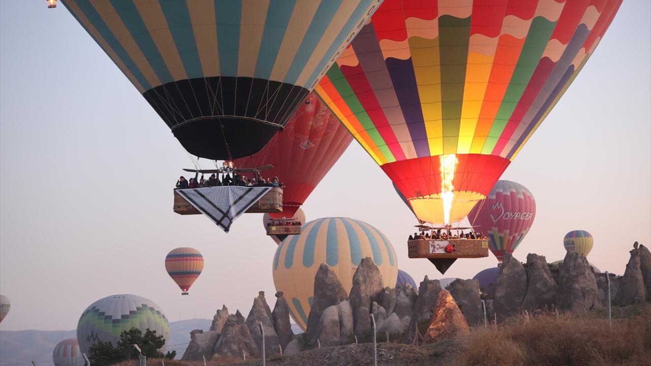 Kapadokya'da sıcak hava balonlarına Gazze için kefiye asıldı