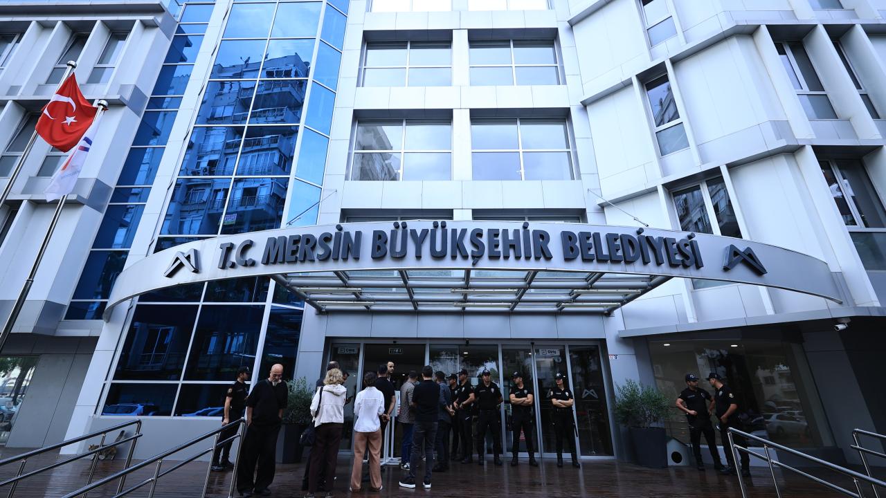 Mersin'de 3 belediyeye yolsuzluk operasyonu: 59 şüpheli gözaltında