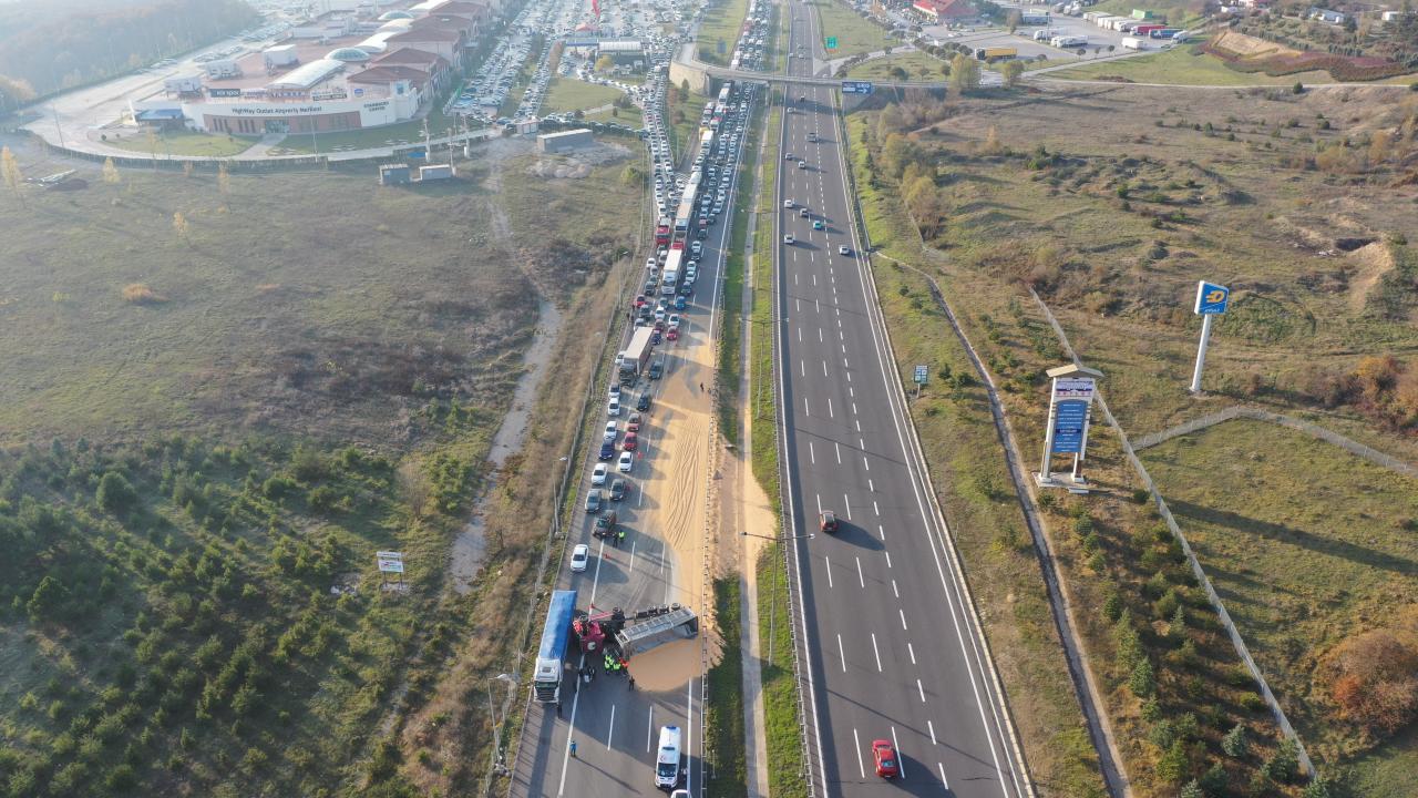 Anadolu Otoyolu Kocaeli geçişinde tır kazası ulaşımı aksattı