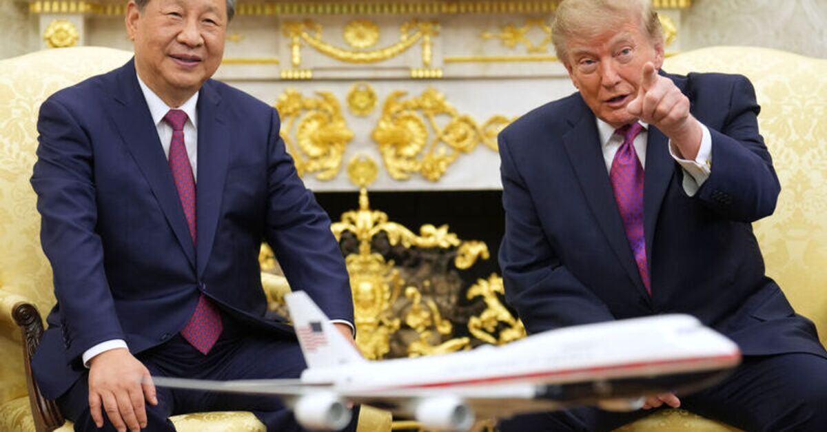 Trump'tan Xi Jinping'e Biden esprisi: İmza makinesi portresi