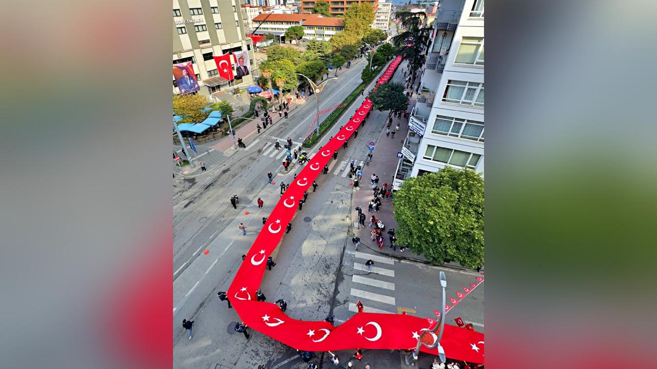 Samsun'da 1919 metrelik Türk bayrağıyla kutlama yürüyüşü