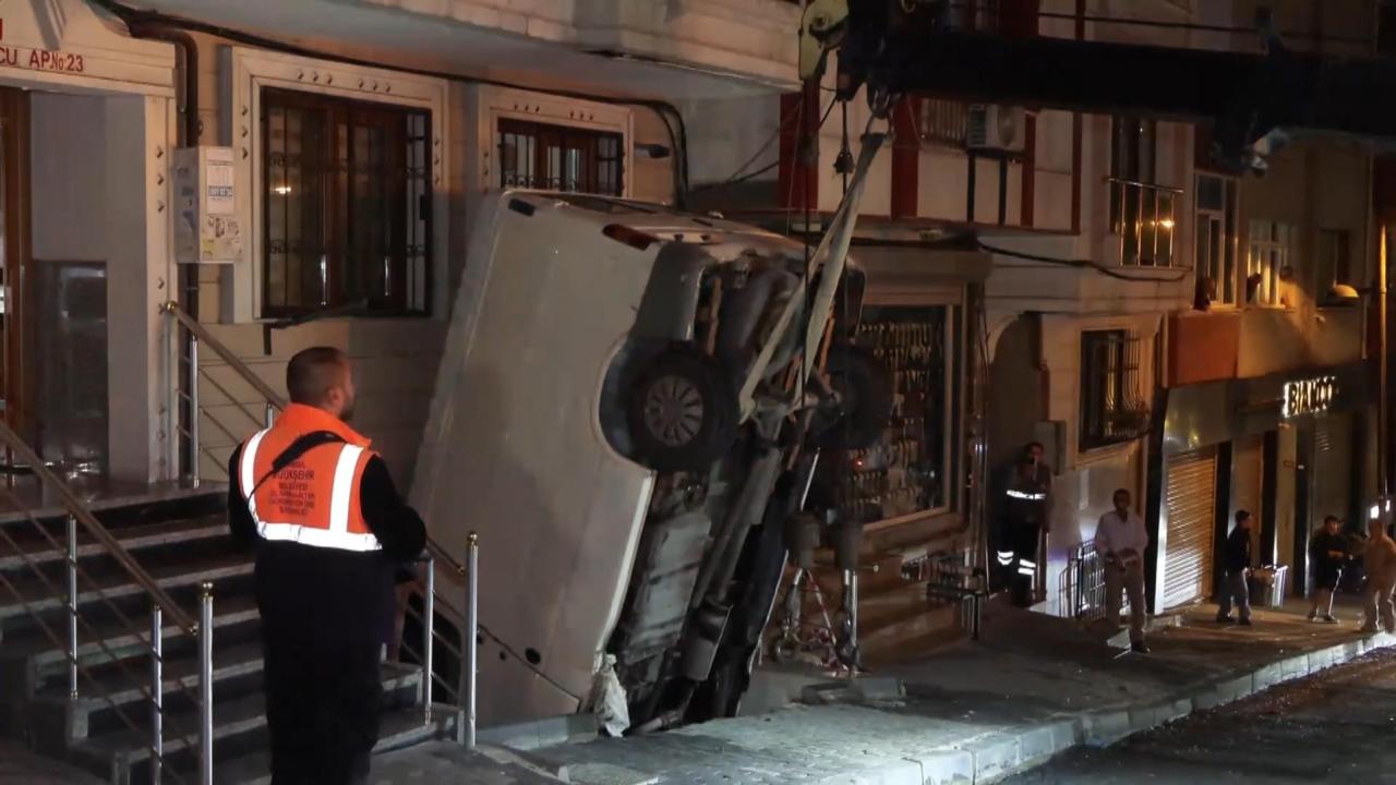 Şişli'de panelvan apartman boşluğuna düştü: Sürücü yaralı