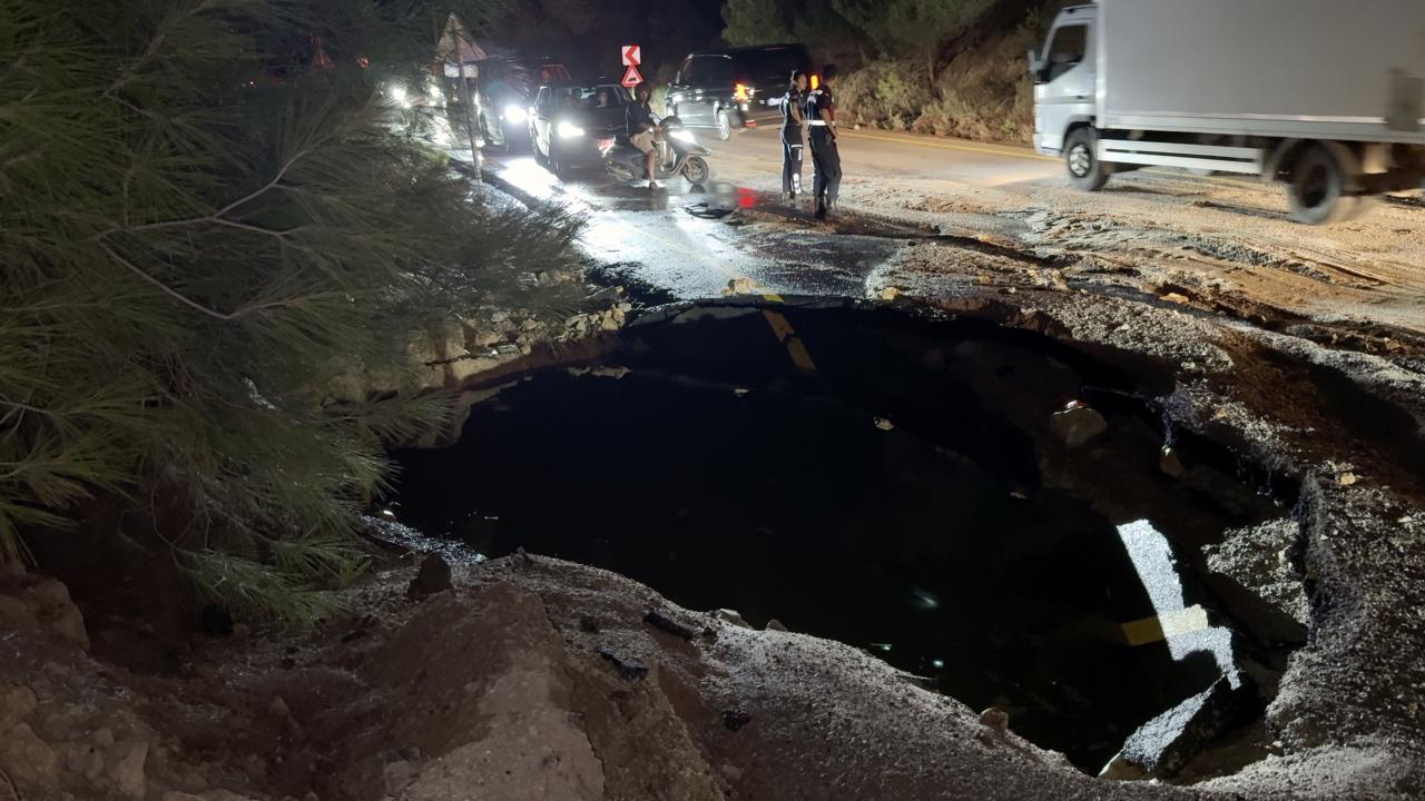 Bodrum'da Ana İsale Hattı Patladı: Yolda Çukur Oluştu