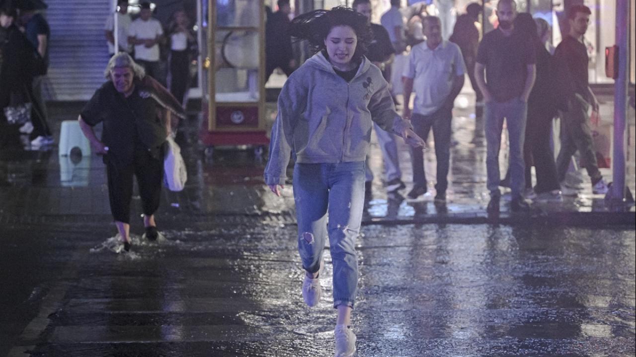 Ankara'da gök gürültülü sağanak ve trafik yoğunluğu