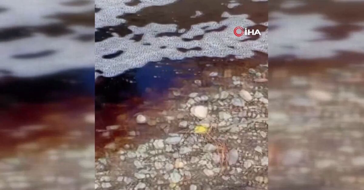 Yalova Çiftlikköy'de kırmızı renkli su denize döküldü