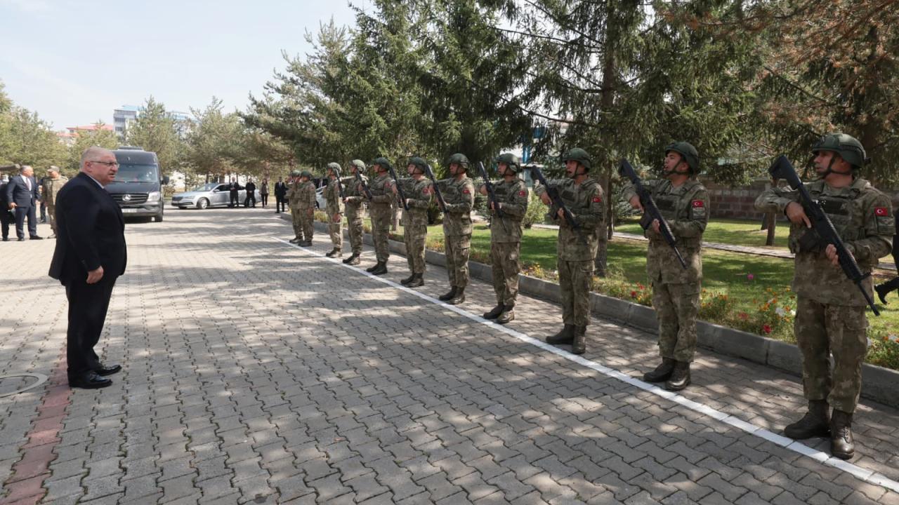 Milli Savunma Bakanı Yaşar Güler Kars'ta temaslarda bulundu
