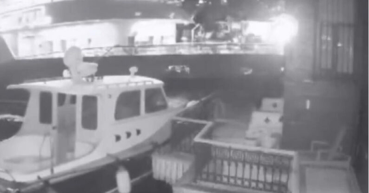 İstanbul Üsküdar'da yolcu vapuru yalıya ve tekneye çarptı