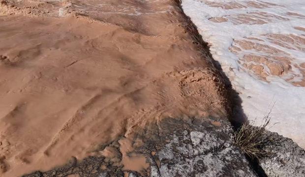 Kocaeli Gebze'de Elmacık Deresi köpürdü ve koku yayıldı