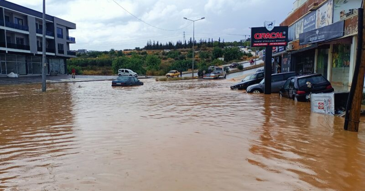 Mersin Silifke'de Sağanak Sele Dönüştü: Yollar Göle Döndü