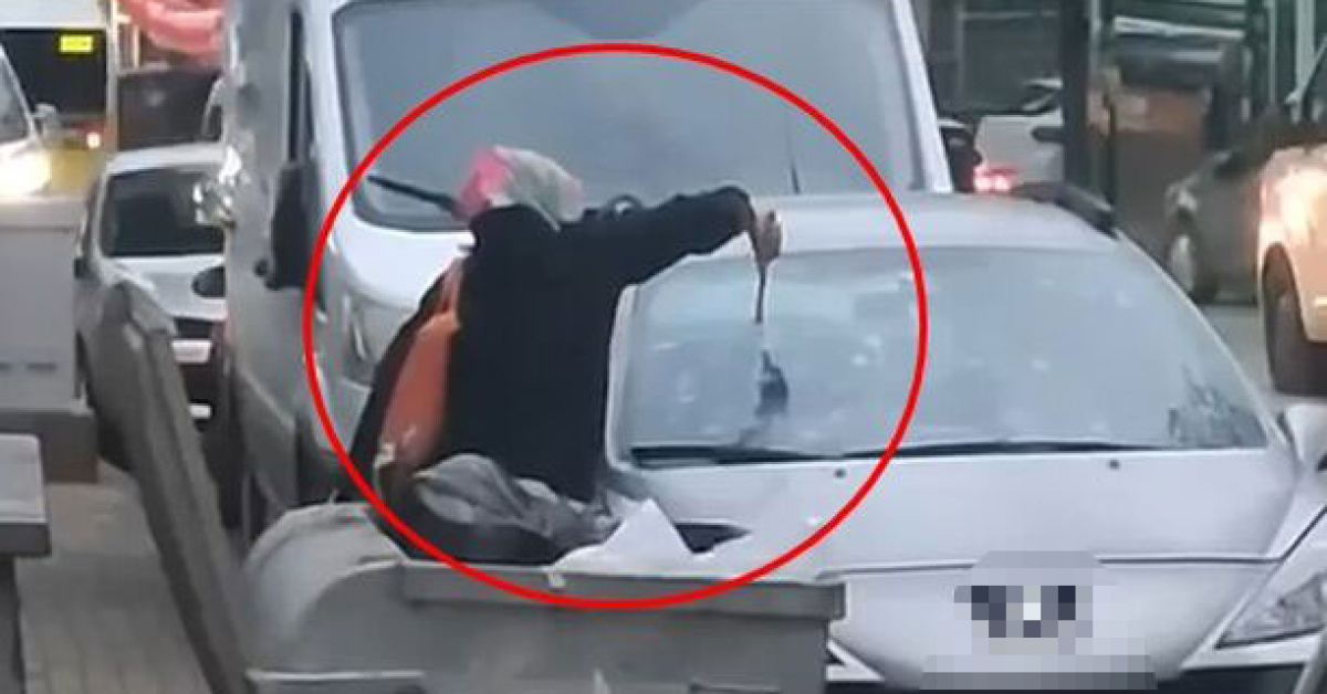 Bursa'da eşiyle tartışan kadın otomobile çekiçle saldırdı