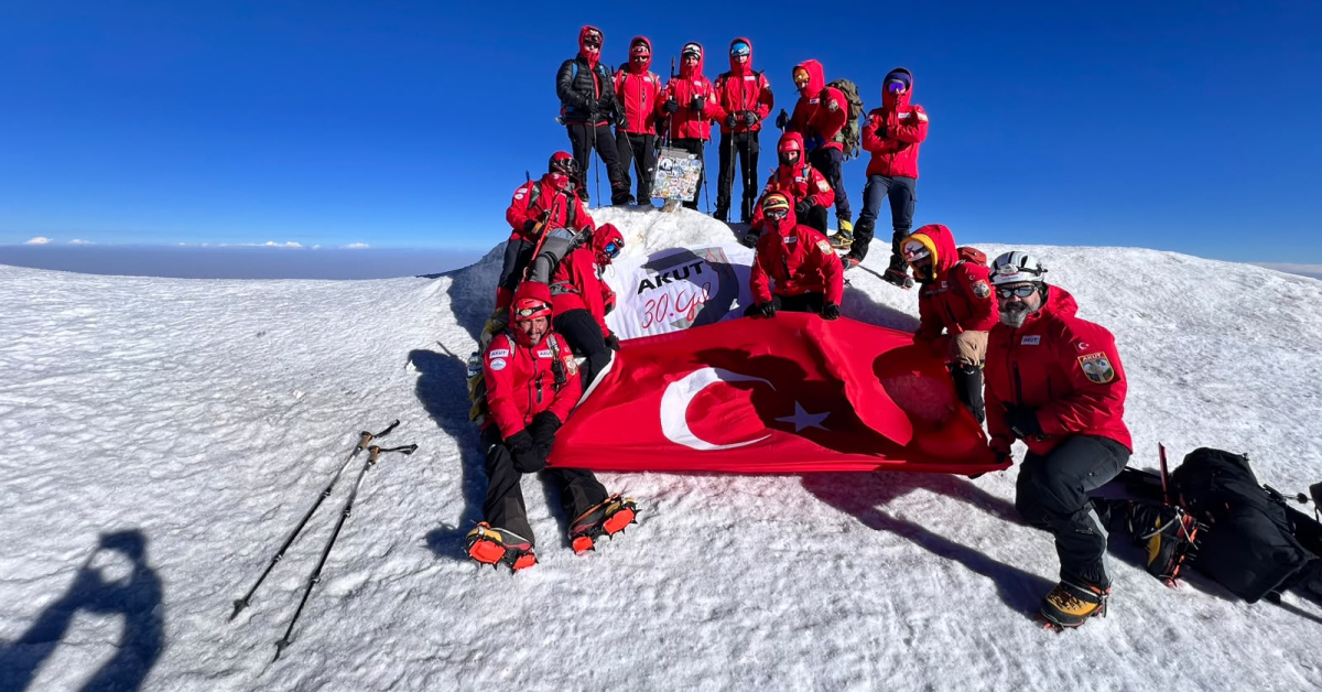 AKUT 30. yılını Anadolu'da 30 zirveye tırmanarak kutladı
