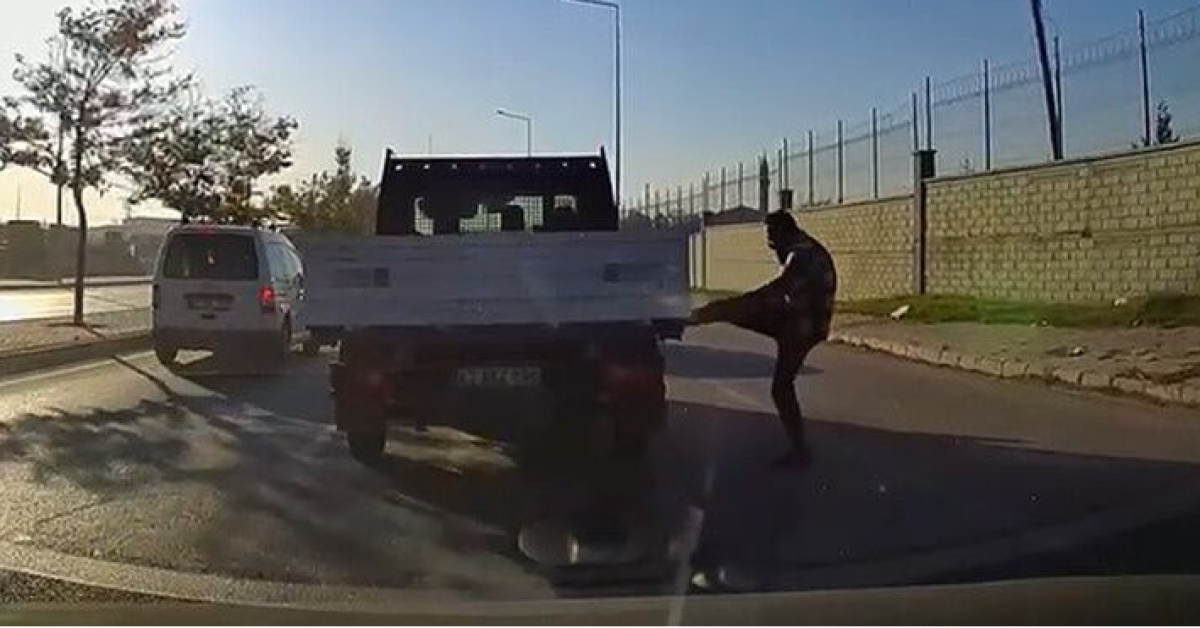 Konya'da trafikte kamyonete tekme atan sürücüye 180 bin lira ceza