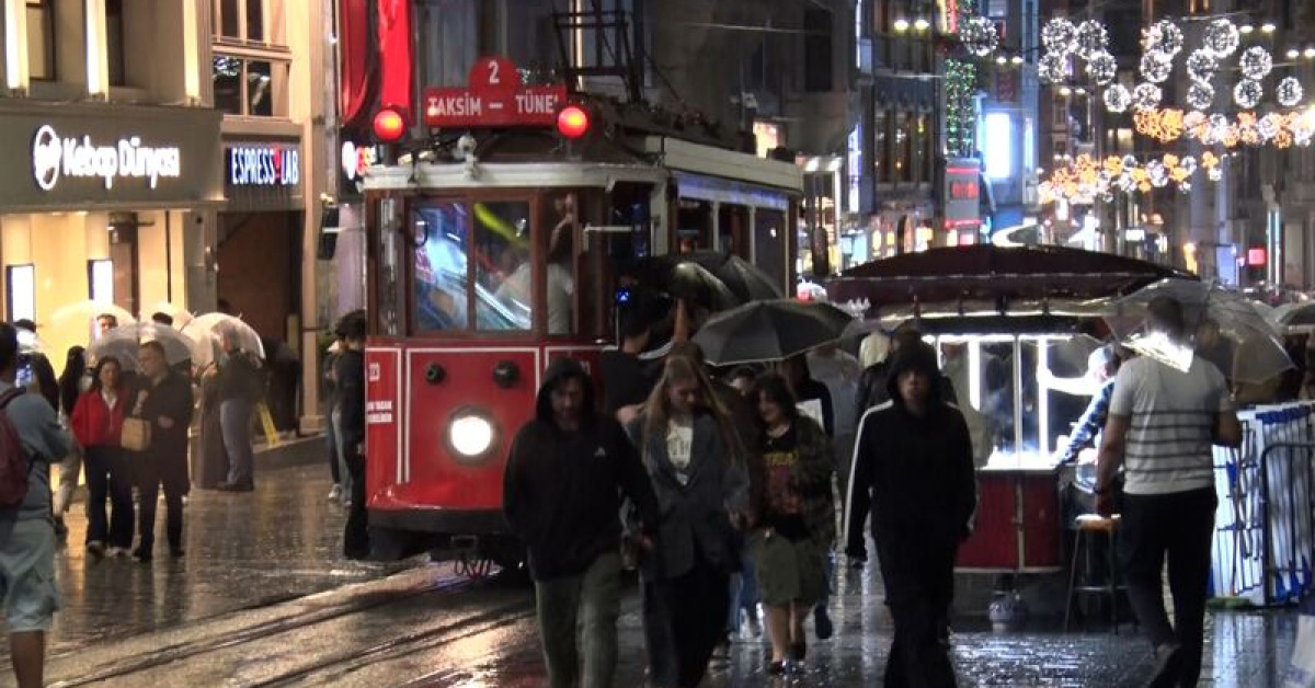 İstanbul'da Sağanak Yağış: Sultangazi'de Su Baskınları