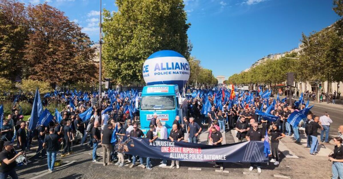 Fransa'da binlerce polis Paris'te zam ve eylem düzenledi