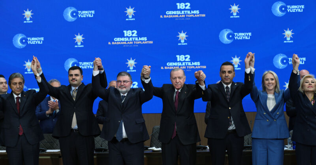 AK Parti'ye katılan 9 ilçe belediye başkanına rozetleri takıldı
