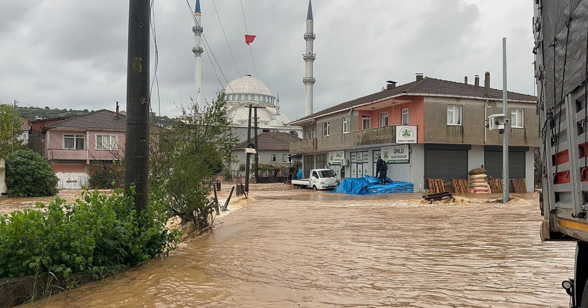 Sakarya Karasu'da sağanak: Dere taştı, ev ve iş yerlerini su bastı