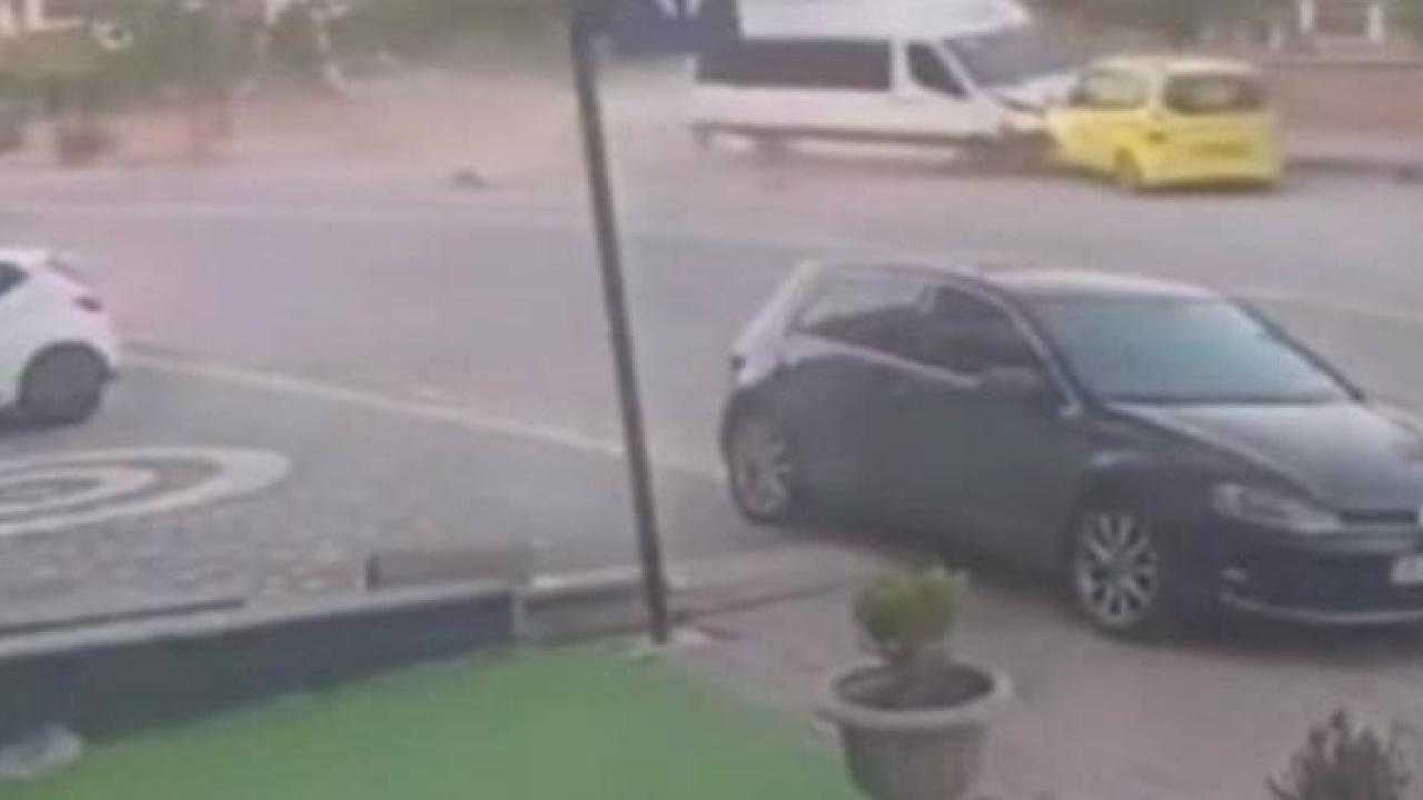 Kayseri Develi'de freni patlayan minibüs taksiyi sürükledi