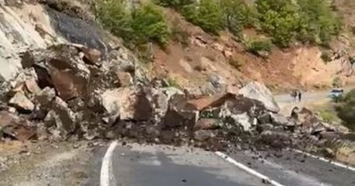 Artvin Şavşat'ta Heyelan Meydancık Köy Yolunu Kapattı
