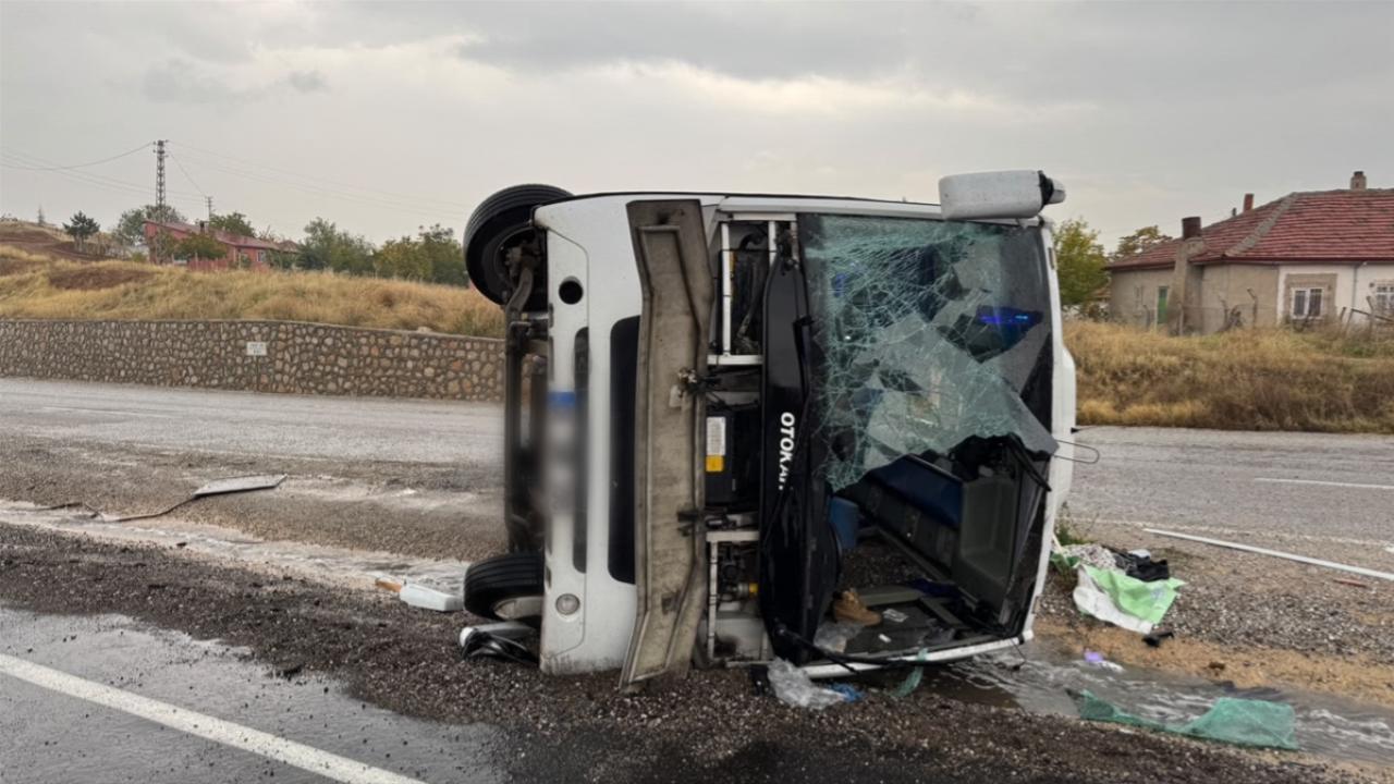 Kırıkkale'de işçileri taşıyan midibüs devrildi: 14 yaralı