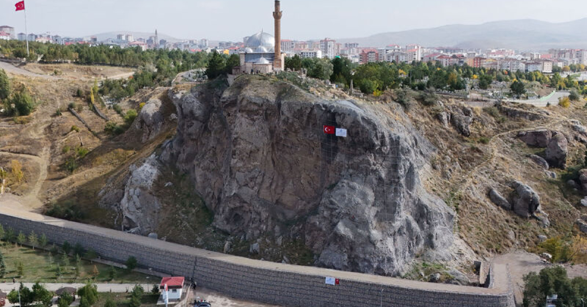 Yukarı Tekke kayalıklarında zemin güçlendirme çalışması bitti