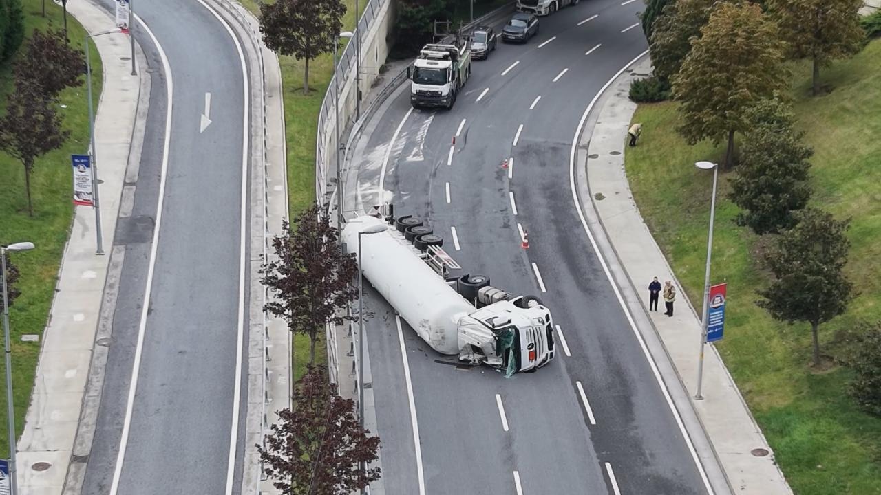 Bakırköy'de LNG yüklü tanker devrildi ve yol trafiğe kapatıldı