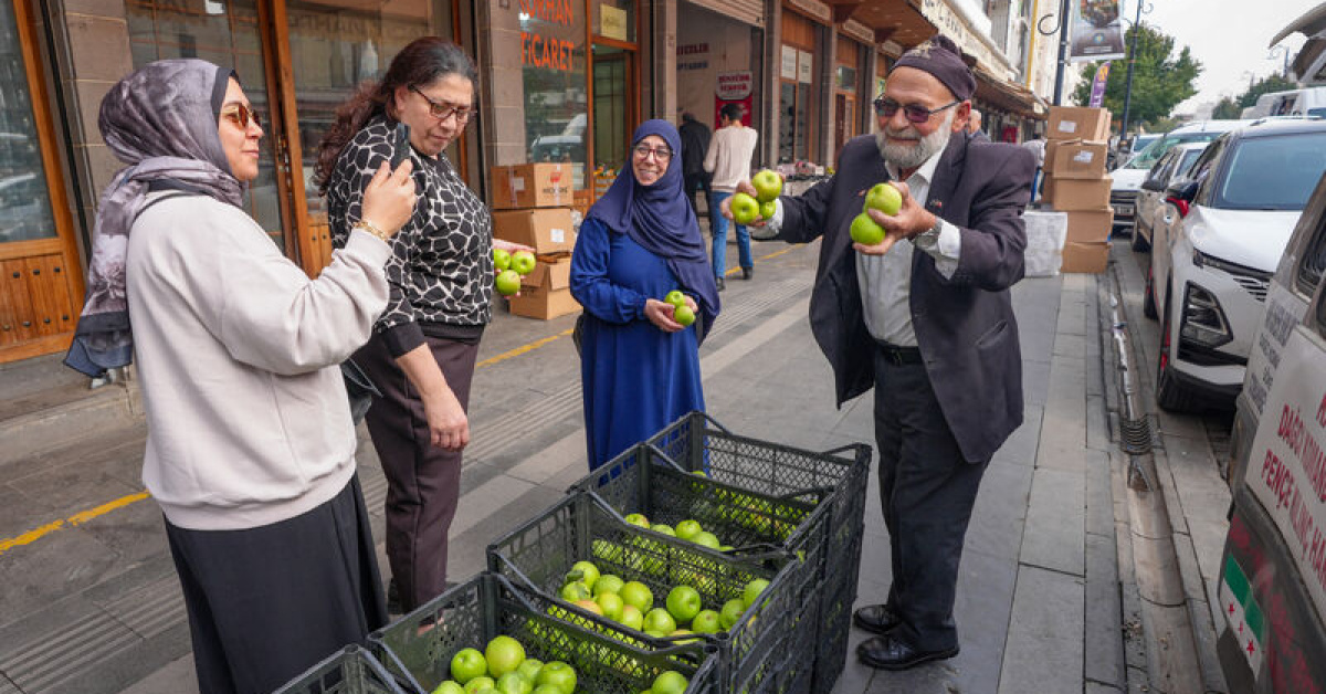 Elmacı Dede Muhammet Yılmaz Diyarbakır'a elma getirdi