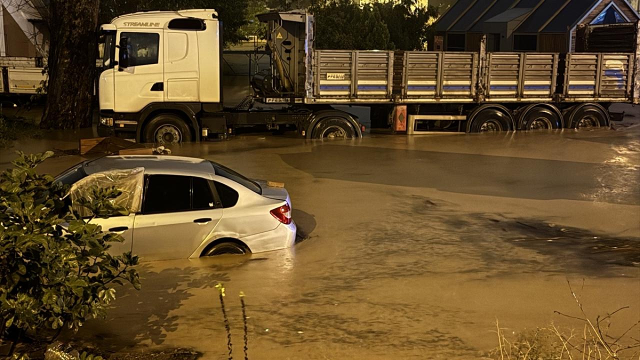 Kocaeli'de sağanak: Cadde ve sokaklar göle döndü