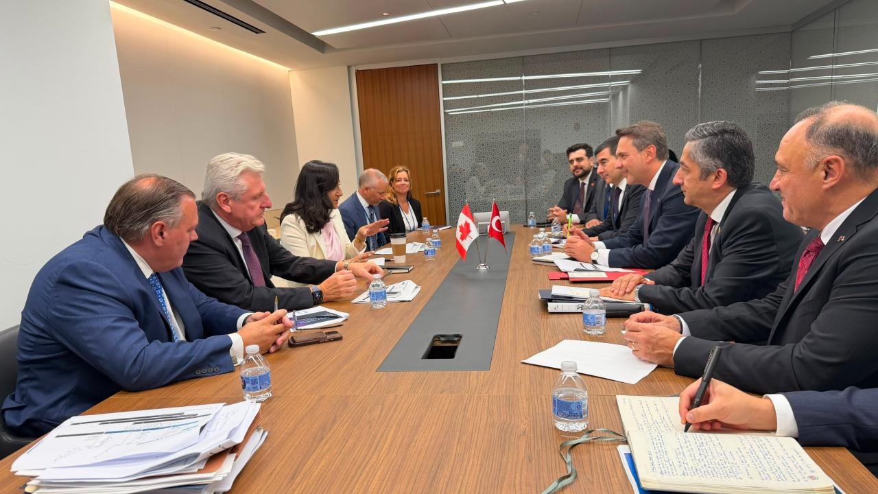 Bakan Bayraktar New York'ta Kanadalı Bakan ve CEO ile Görüştü