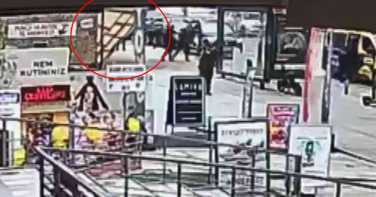 Kadıköy'de inşaat kaplaması ikiz kardeşlerin üzerine devrildi
