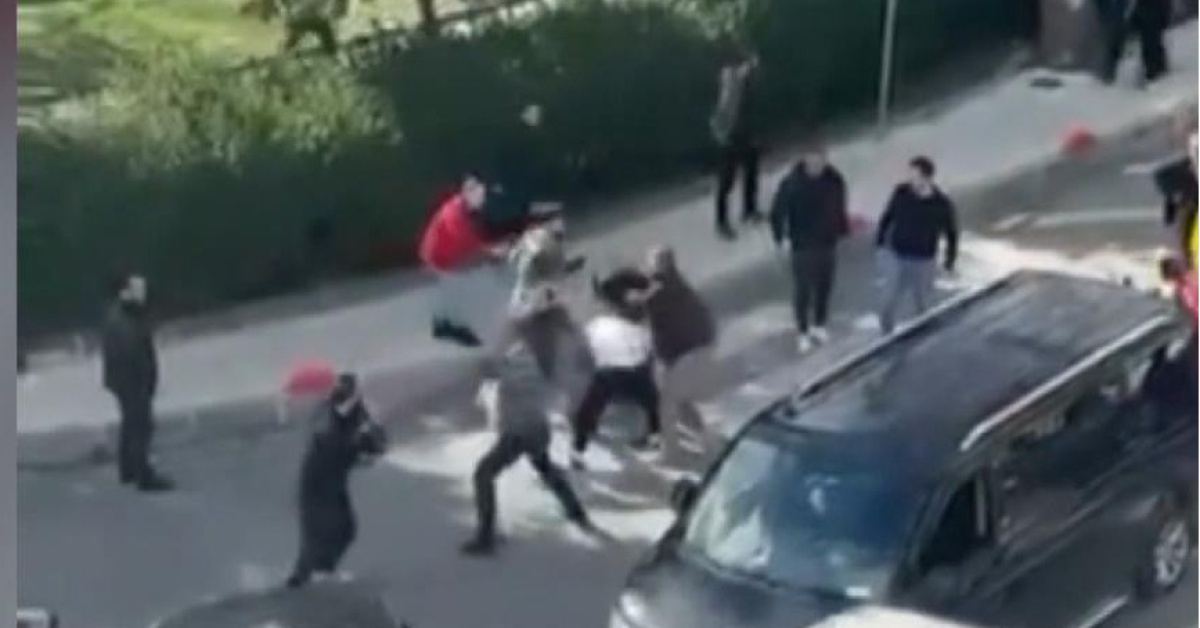 Bayrampaşa'da yol verme kavgası: Sürücüler birbirine girdi