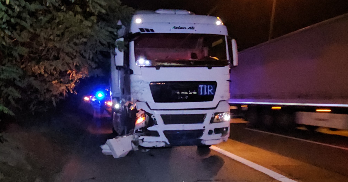 Sakarya Sapanca'da Hasara Bakan Sürücüye TIR Çarptı