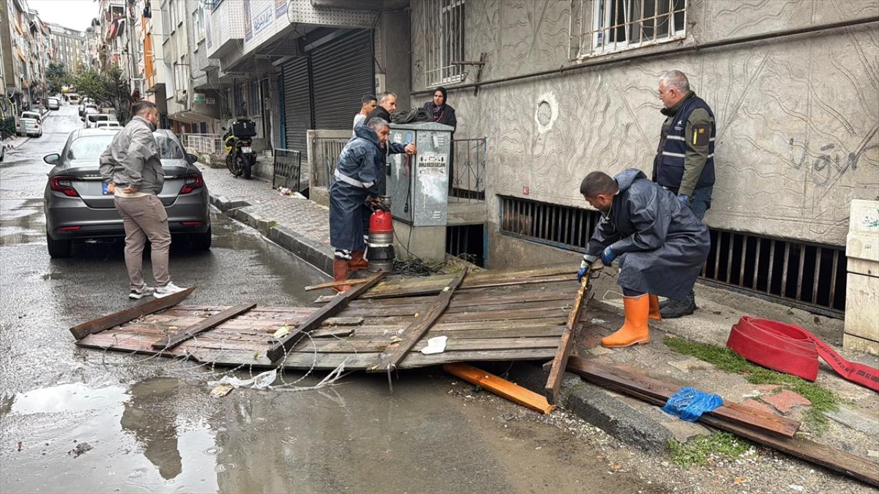 İstanbul'da sağanak yağış ve su baskınları hayatı durma noktasına getirdi