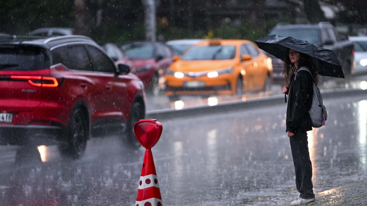 Ankara'da sabah saatlerinde etkili olan sağanak trafiği vurdu