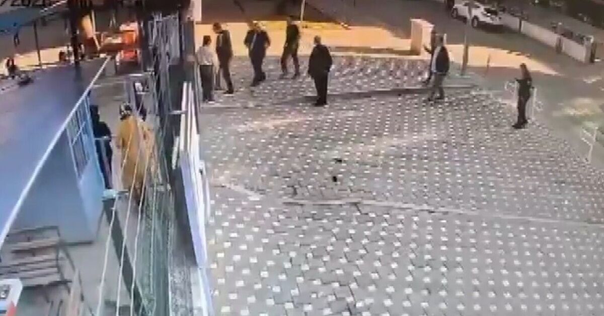 İzmir'de ilkokul önünde bekçiye saldıran öğretmen biber gazıyla durduruldu