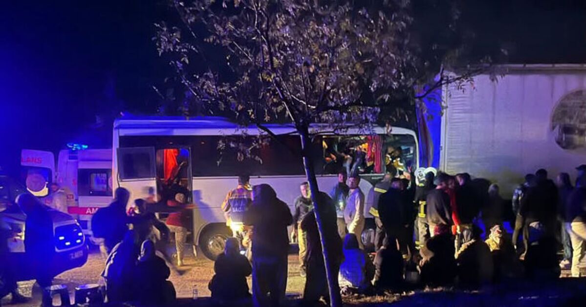 Isparta'da Tarım İşçilerini Taşıyan Midibüs TIR'a Çarptı: 17 Yaralı