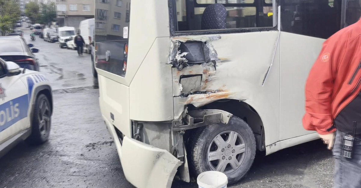 Güngören'de tramvay minibüse çarptı: Yaralılar var