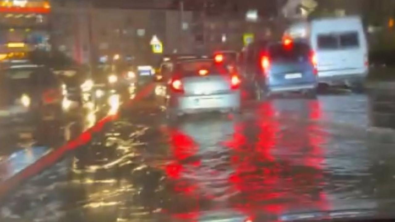 İstanbul'da sağanak yağış etkili oldu: Yolları su bastı