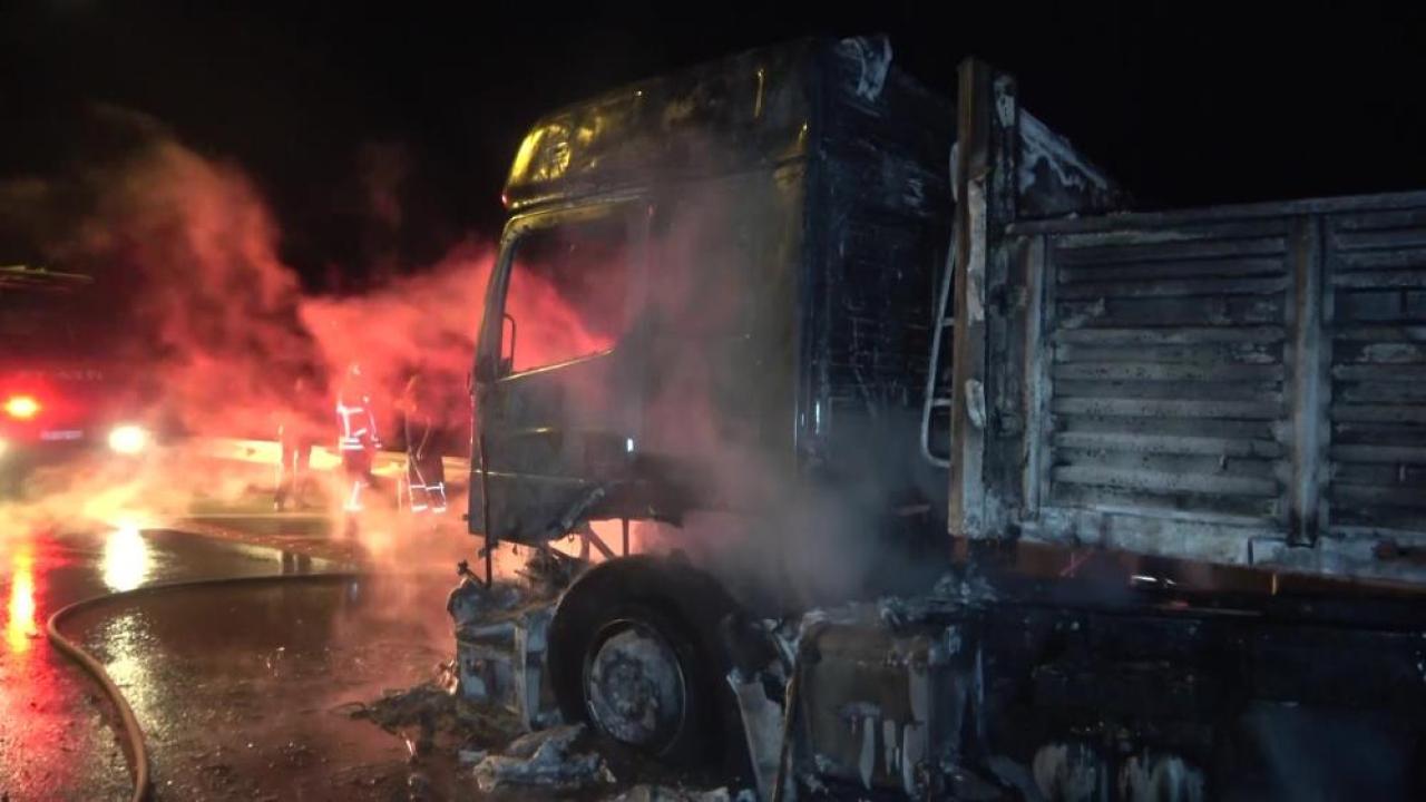 Amasya'da alev alan gübre yüklü tır küle döndü