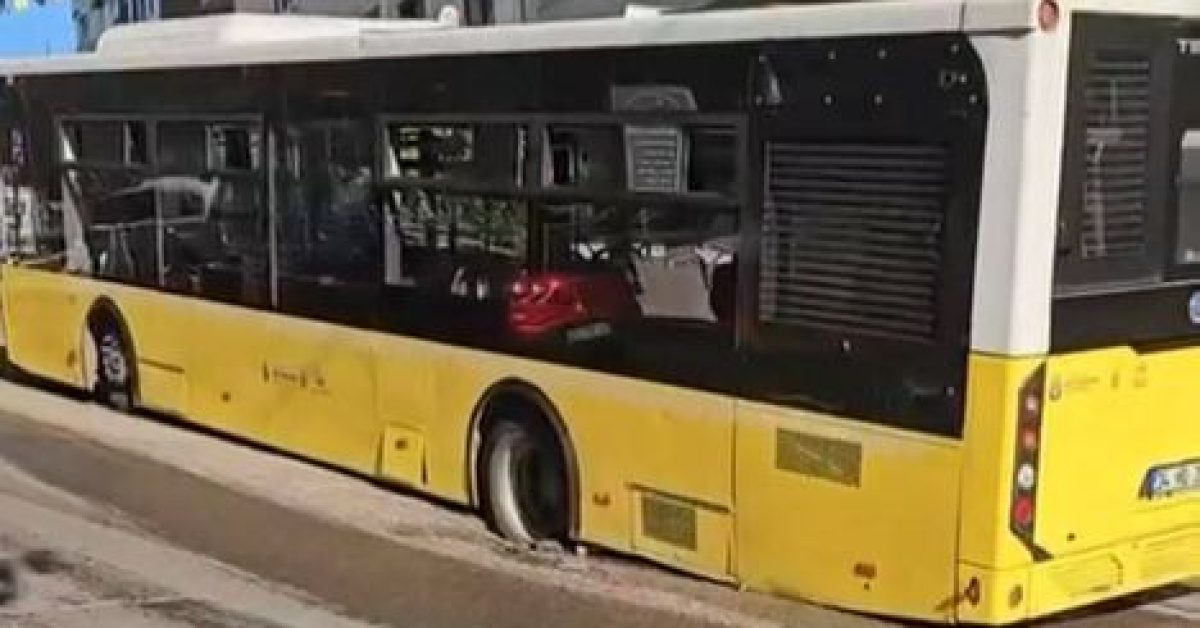 Maltepe'de asfalt çöktü: İETT otobüsü çukura düştü