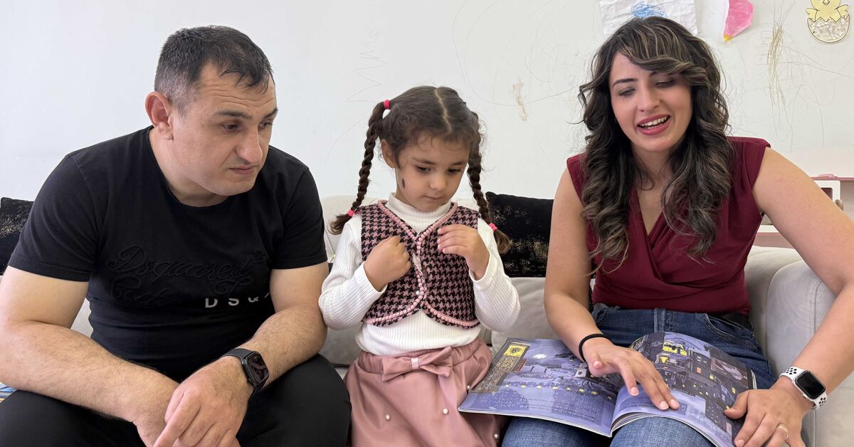 Görme engelli anne Zeynep Çıkla Önel kızına masal okumak için kitapları değiştirdi