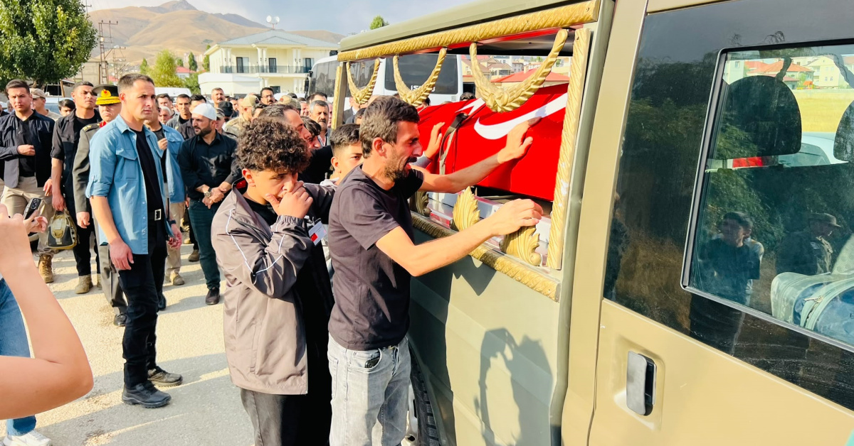 askeri aracın devrildiği kazada şehit olan ziyar koparan toprağa verildi