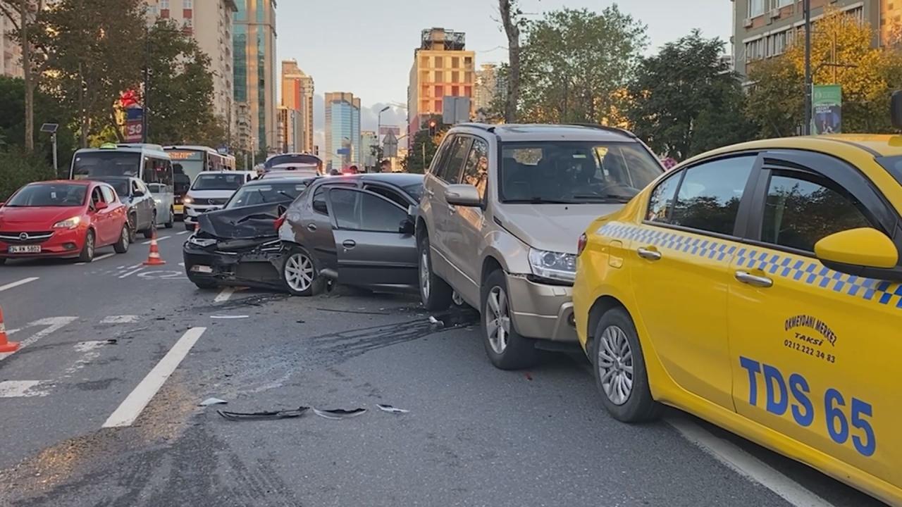 Beşiktaş'ta zincirleme trafik kazası: 5 araç birbirine girdi