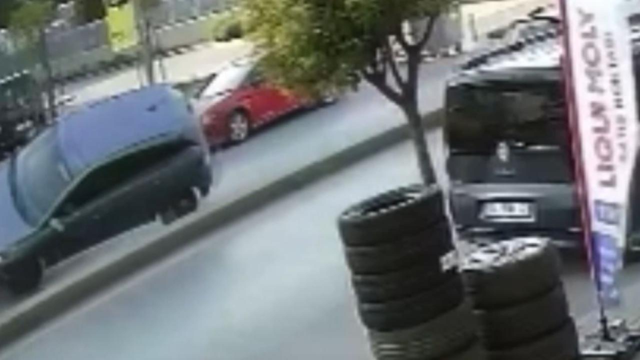 Güngören'de Otomobil Takla Attı: Kaza Kamerada
