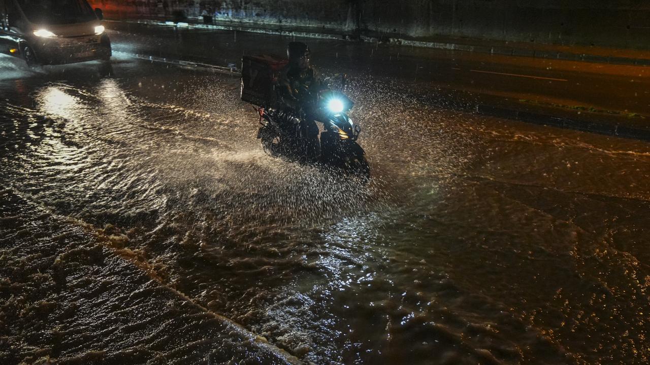 Burdur'da sağanak nedeniyle motosikletlerin trafiği çıkışı yasaklandı