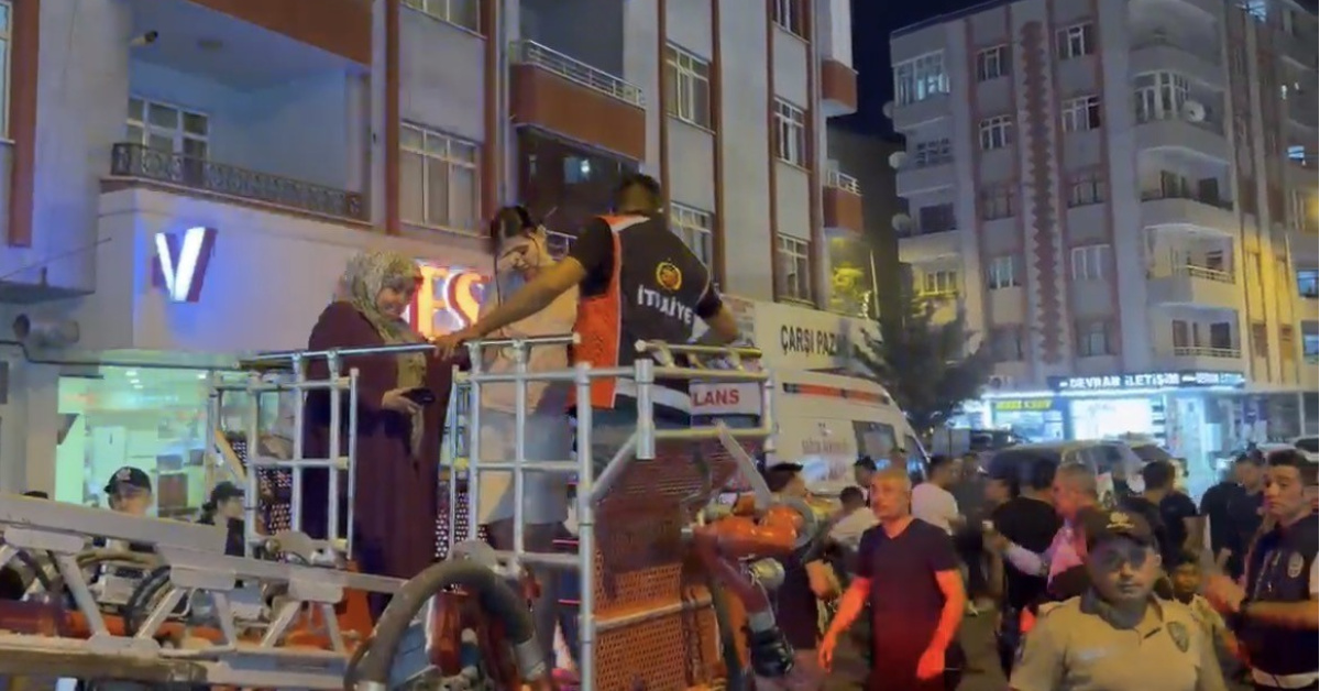 Iğdır'da bina yangını: Biri çocuk 18 kişi dumandan etkilendi