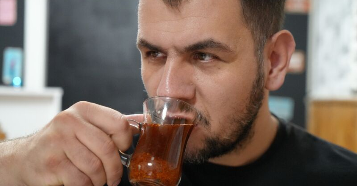 Samsun'da Caner Özsercan çaya ve tatlıya pul biber atıyor