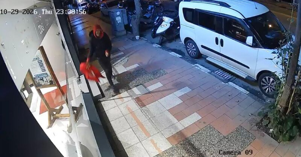 Manisa Yunusemre'de Türk bayrağını yere atan şüpheli aranıyor
