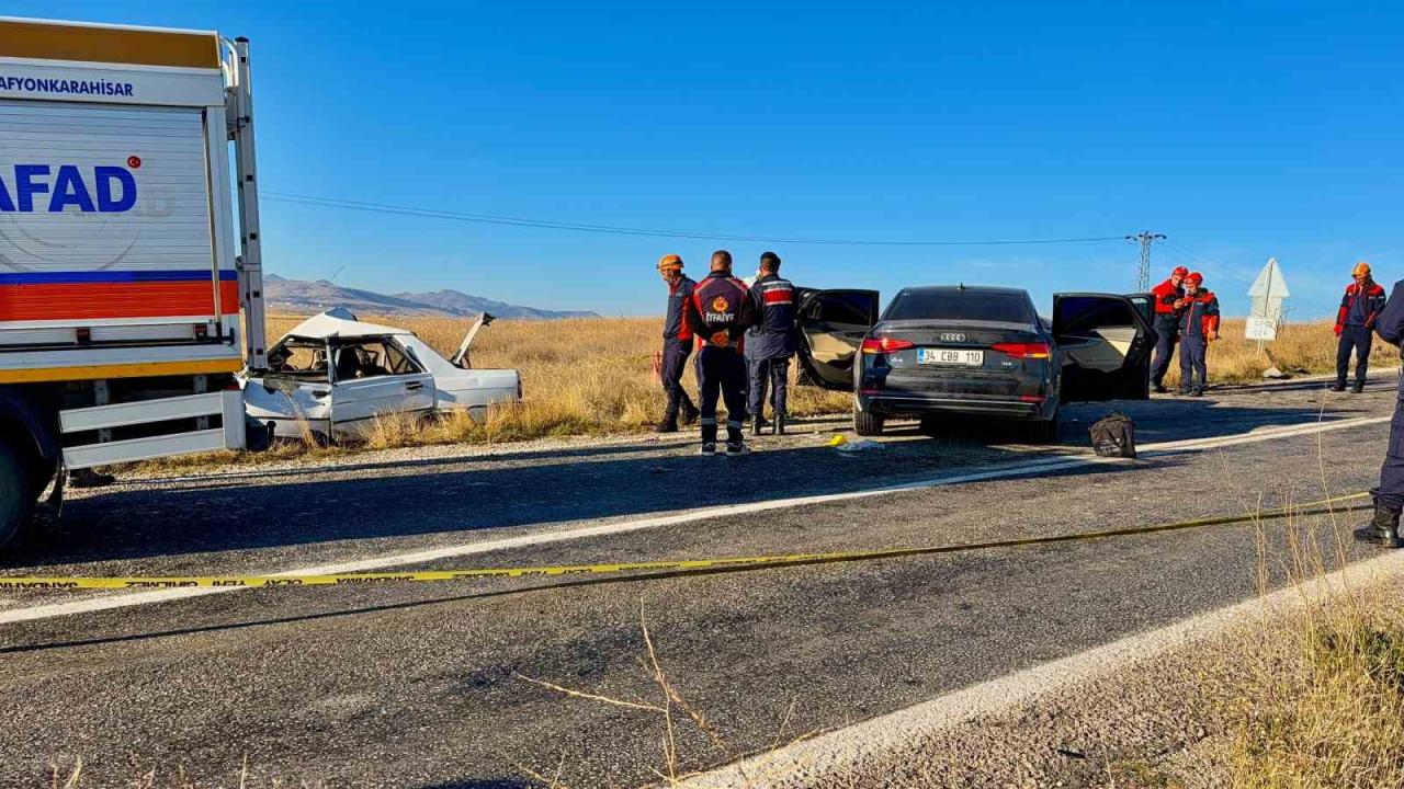 Afyonkarahisar'da kaza: İki otomobil çarpıştı, 4 ölü