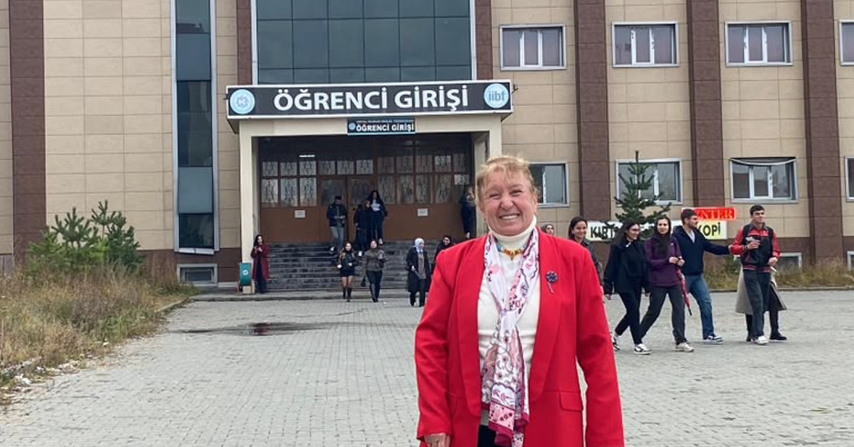 Kars'ta 71 yaşında yüksek lisansa başlayan Ayşen Arda İşçi'nin hedefi doktora