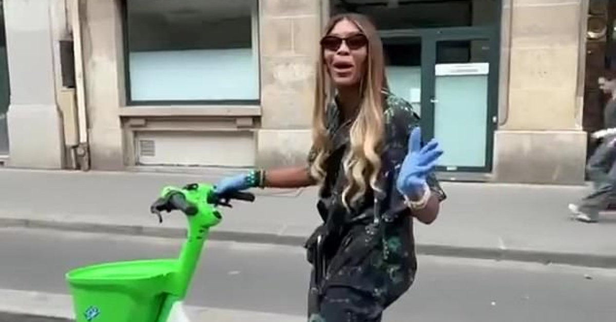 Naomi Campbell Paris'te lateks eldivenle bisiklet sürdü